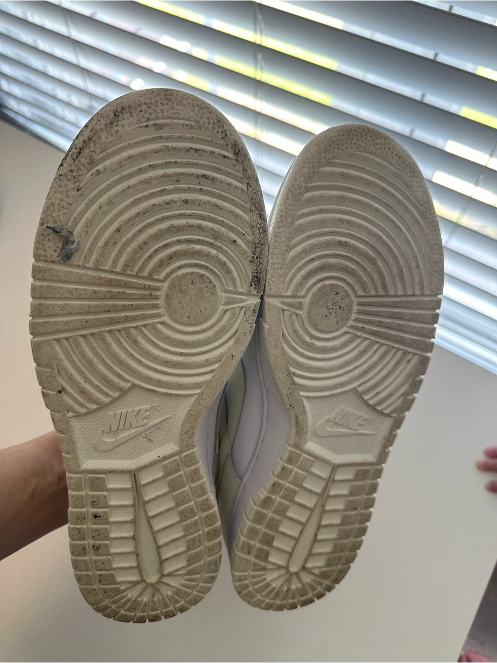 Nike women’s Low-Top Sneakers in White/Cream - Picture 4 of 5